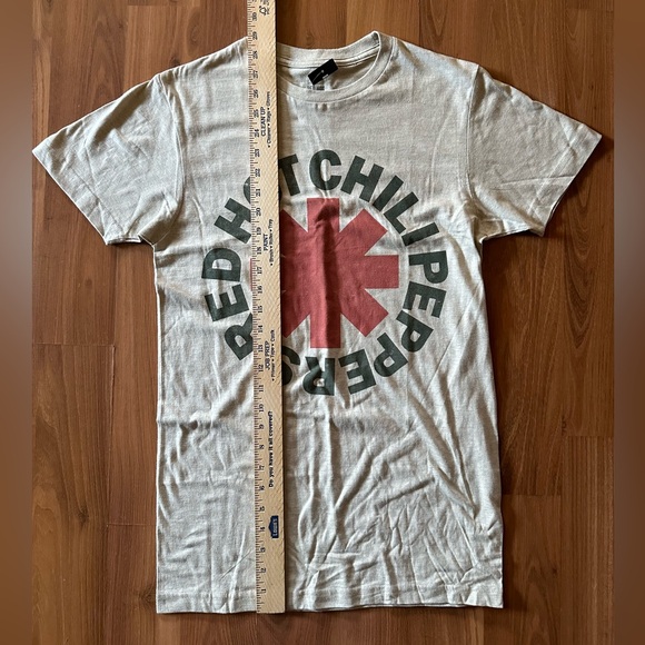 🆕 NWT Red Hot Chili Peppers Logo Heather Oatmeal Hot Topic T-Shirt size small - Picture 4 of 7